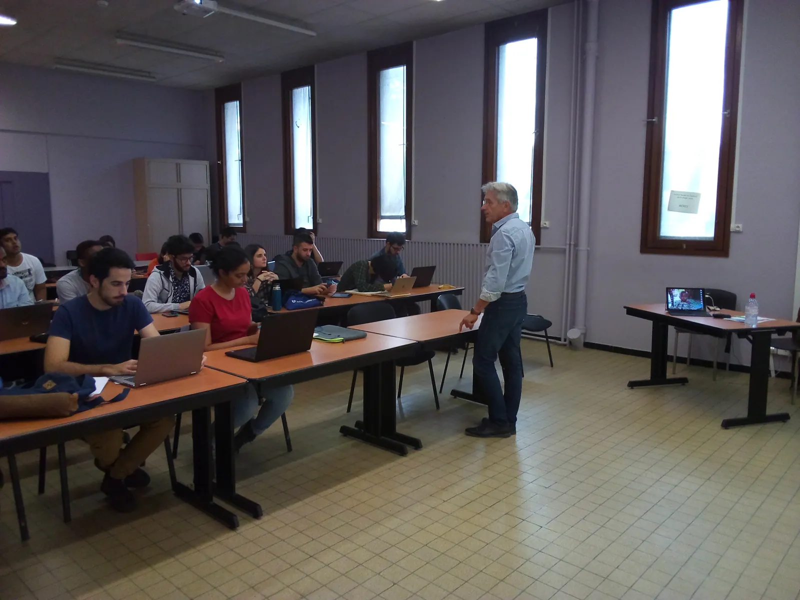 Enseignant s'adressant aux étudiants pendant le cours de communication santé