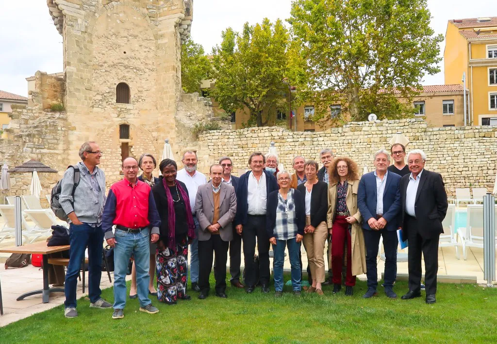 Participants au séminaire de la SFMTSI réunis en extérieur à Aix-en-Provence