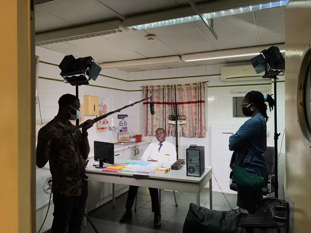 Équipe de tournage filmant un médecin lors d'une interview sur le Covid-19 à Abuja