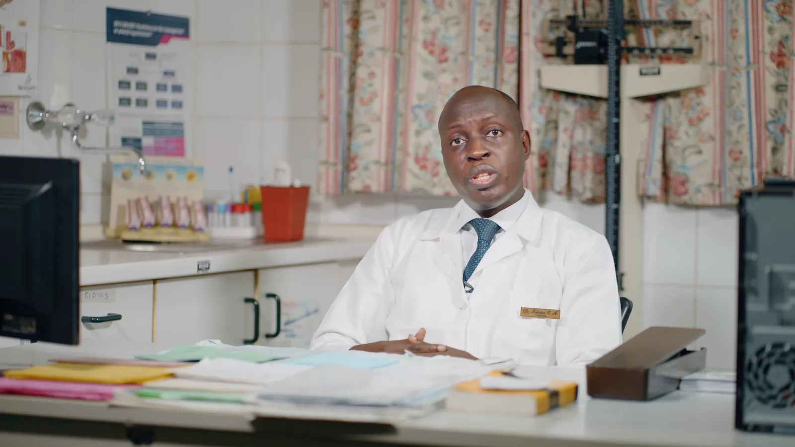 Médecin filmé pendant son interview téléphonique sur le Covid-19