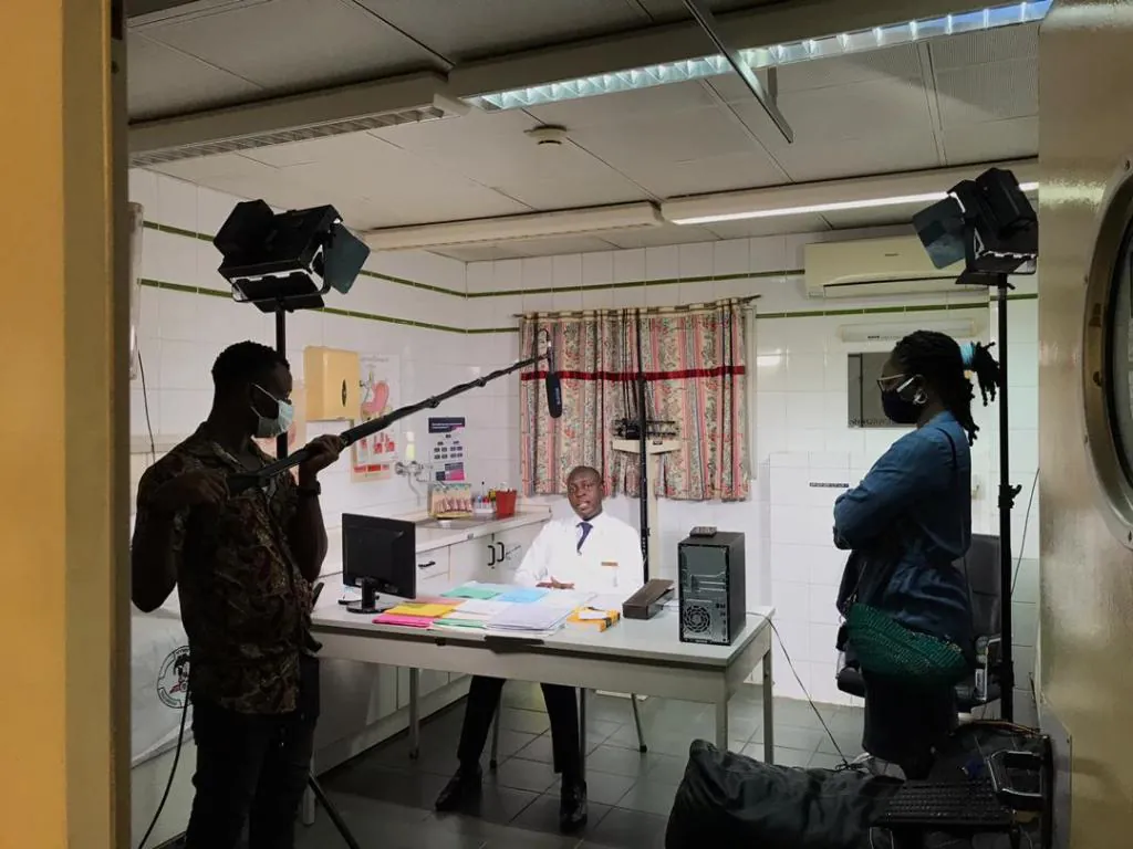 Équipe de tournage filmant un médecin lors d'une interview sur le Covid-19 à Abuja