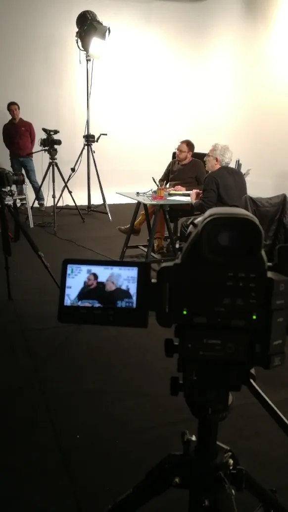Cameraman filmant une interview en studio pour MSD vaccins
