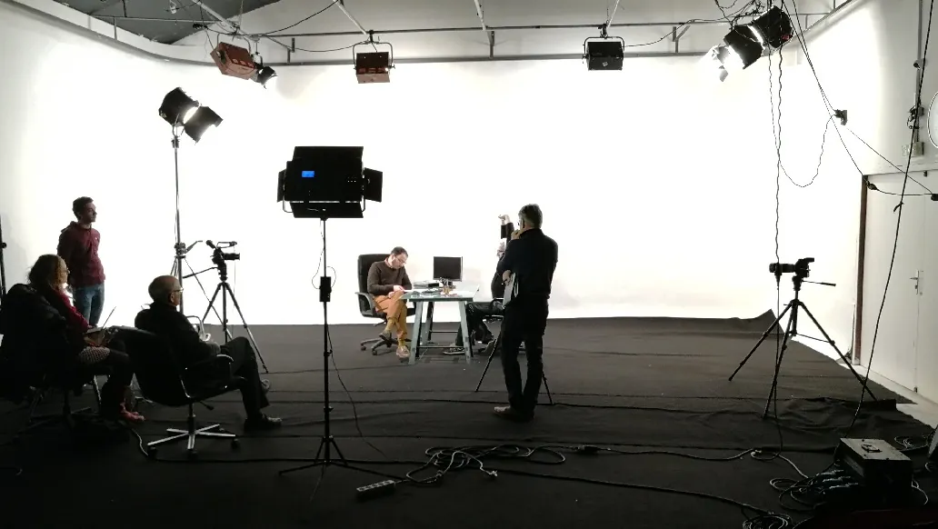 Vue d'ensemble du plateau de tournage en studio avec l'éclairage en place